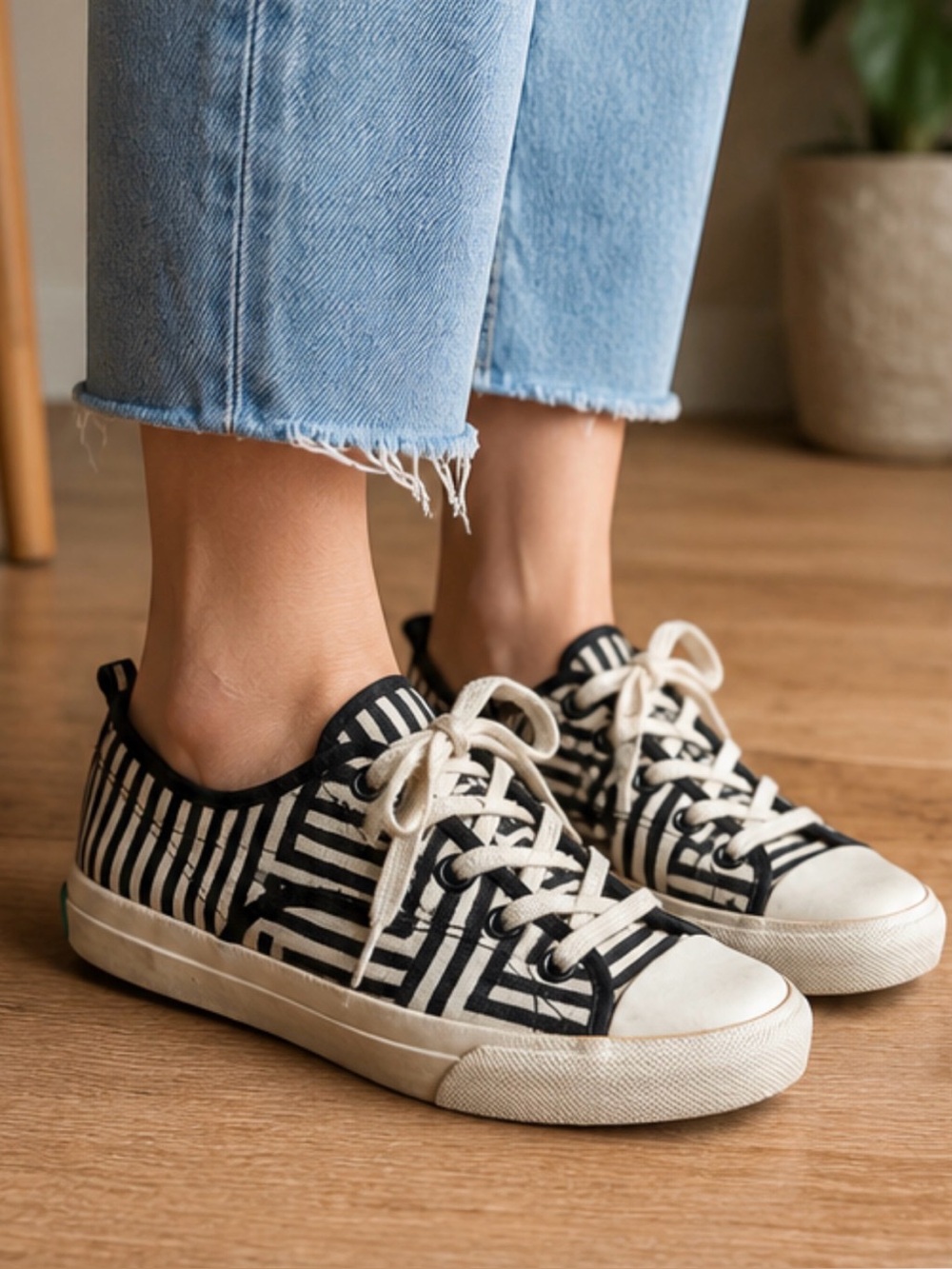 Kate Spade Saturday Rio Wave Canvas Sneakers Geometric Stripe Size 9